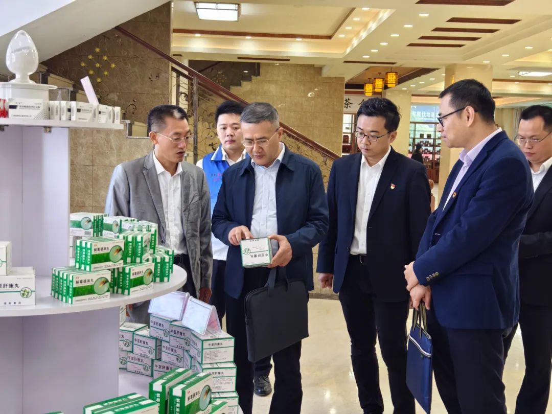  中國人民銀行梧州市分行副行長覃標(biāo)慶一行到集團(tuán)調(diào)研 